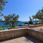 Beachfront House Dalmatino Trogir With Pool On Ciovo Vila