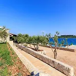 Beachfront House Dalmatino Trogir With Pool On Ciovo Vila *