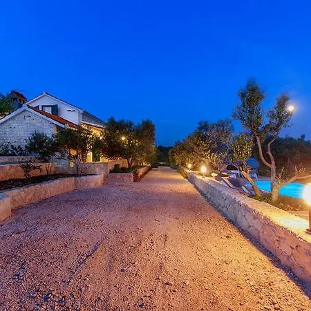 Luxury Beachfront Dalmatino With Private Pool Right At The In Okrug Gornji - Ciovo Villa Trogir