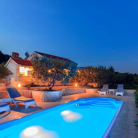 Villa Luxury Beachfront Dalmatino With Private Pool Right At The In Okrug Gornji - Ciovo *