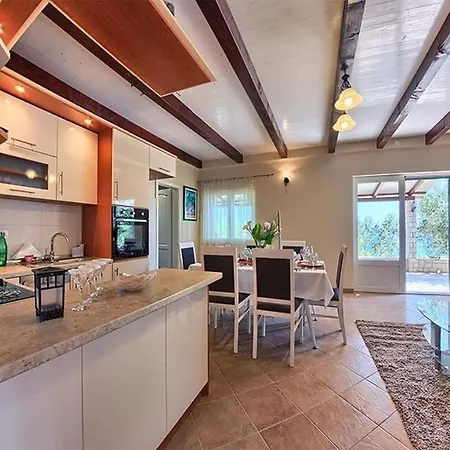 Villa Luxury Beachfront Dalmatino With Private Pool Right At The In Okrug Gornji - Ciovo