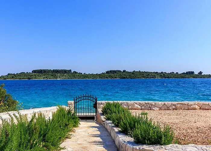 Вілла Luxury Beachfront Dalmatino With Private Pool Right At The In Okrug Gornji - Ciovo Трогір