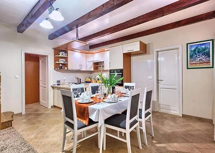 Beachfront House Dalmatino Trogir With Pool On Ciovo 빌라