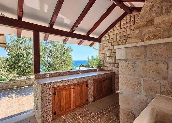 Vila Luxury Beachfront Dalmatino With Private Pool Right At The In Okrug Gornji - Ciovo