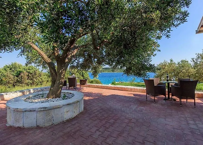 Vila Luxury Beachfront Dalmatino With Private Pool Right At The In Okrug Gornji - Ciovo Trogir