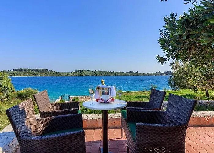 Beachfront House Dalmatino Trogir With Pool On Ciovo 빌라 트로기르
