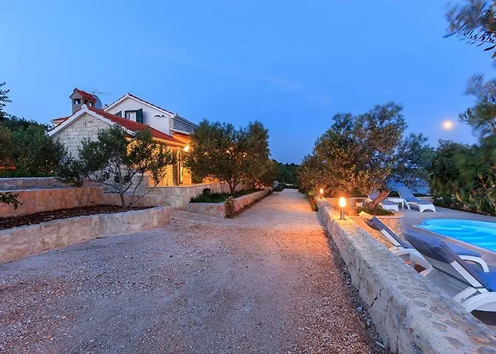 Luxury Beachfront Dalmatino With Private Pool Right At The In Okrug Gornji - Ciovo * Трогір