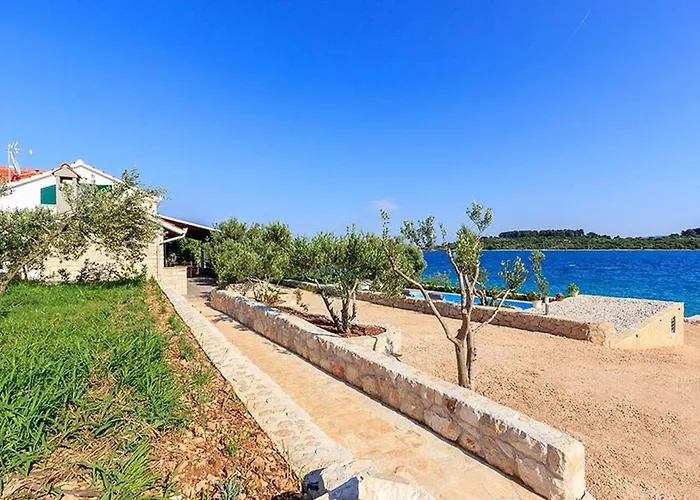 Beachfront House Dalmatino Trogir With Pool On Ciovo 빌라 *