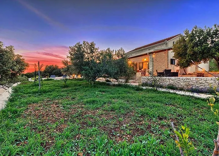 Beachfront House Dalmatino Trogir With Pool On Ciovo 트로기르