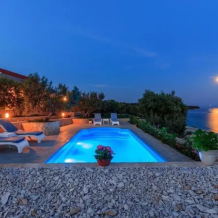 Luxury Beachfront Dalmatino: Private Pool Retreat In * Trogir