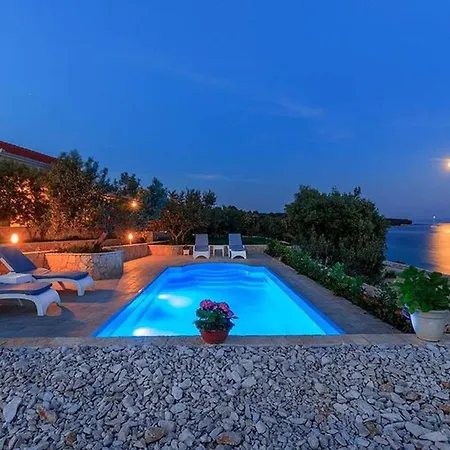 Beachfront House Dalmatino With Pool On Ciovo Willa *