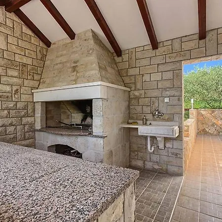 Beachfront House Dalmatino With Pool On Ciovo * Trogir