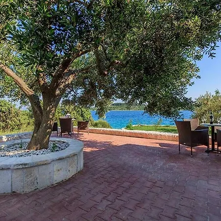 Willa Beachfront House Dalmatino With Pool On Ciovo Trogir