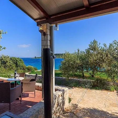Willa Beachfront House Dalmatino With Pool On Ciovo Trogir