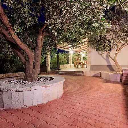 Beachfront House Dalmatino With Pool On Ciovo * Trogir