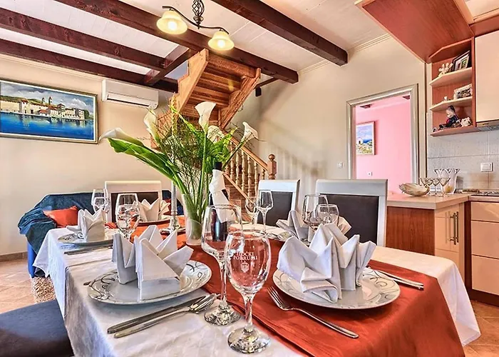 Luxury Beachfront Dalmatino With Private Pool Right At The In Okrug Gornji - Ciovo Villa Trogir