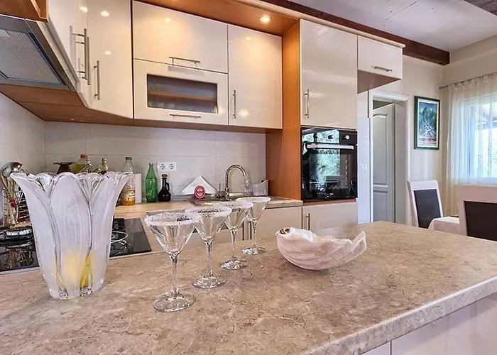 Villa Luxury Beachfront Dalmatino With Private Pool Right At The In Okrug Gornji - Ciovo *