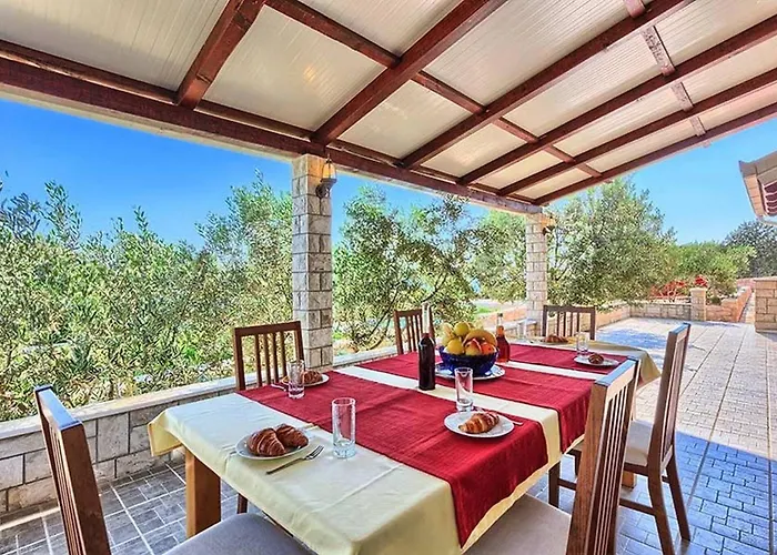 Villa Luxury Beachfront Dalmatino With Private Pool Right At The In Okrug Gornji - Ciovo *