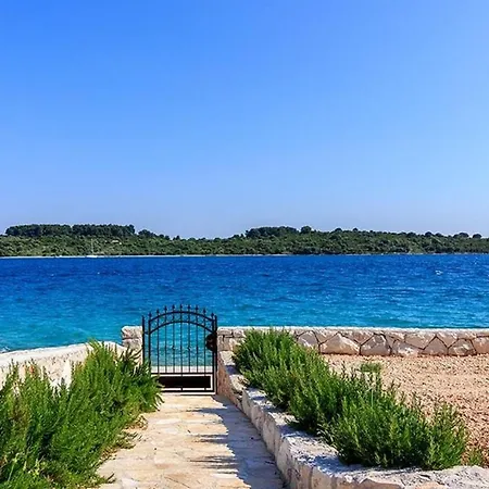 Luxury Beachfront Dalmatino With Private Pool Right At The In Okrug Gornji - Ciovo Willa