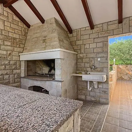 Luxury Beachfront Dalmatino With Private Pool Right At The In Okrug Gornji - Ciovo Willa Trogir